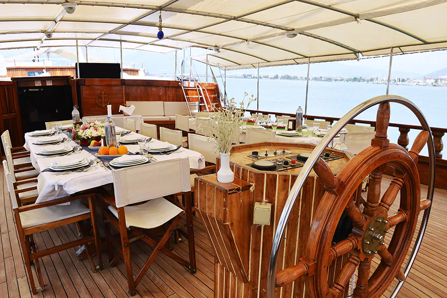 yacht-light-tours-holiday-x-holiday-10-783420138.jpg